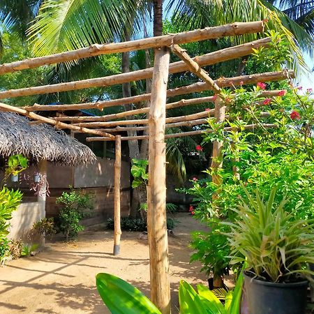 Eastwind Surf Camp Hotel Baía de Arugam Exterior foto