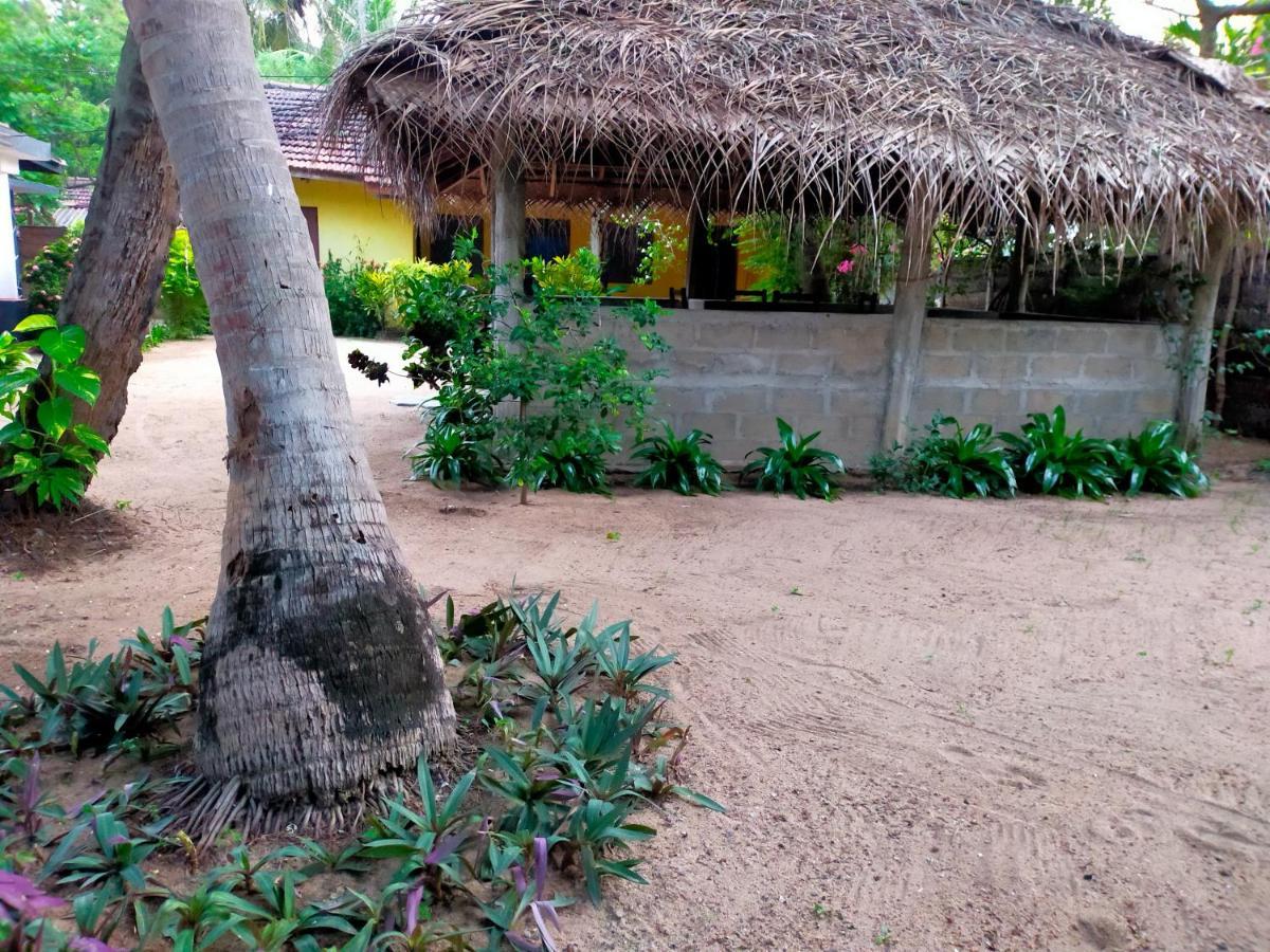 Eastwind Surf Camp Hotel Baía de Arugam Exterior foto