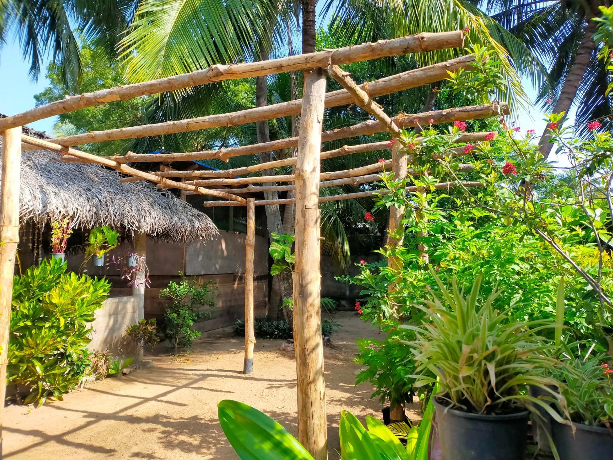 Eastwind Surf Camp Hotel Baía de Arugam Exterior foto