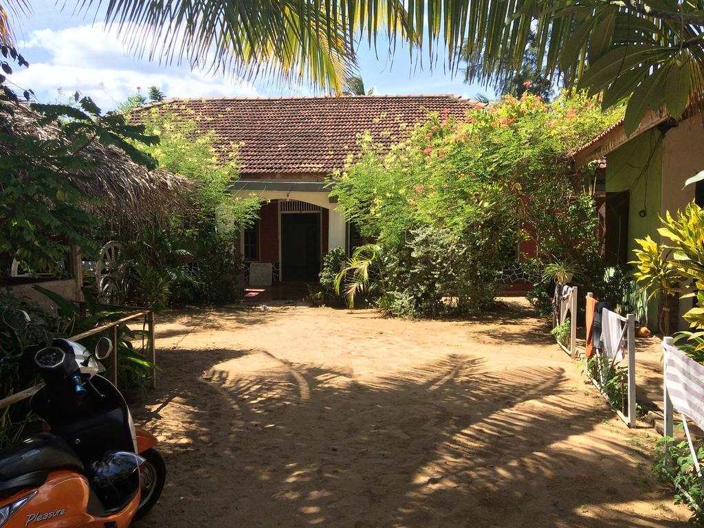 Eastwind Surf Camp Hotel Baía de Arugam Exterior foto